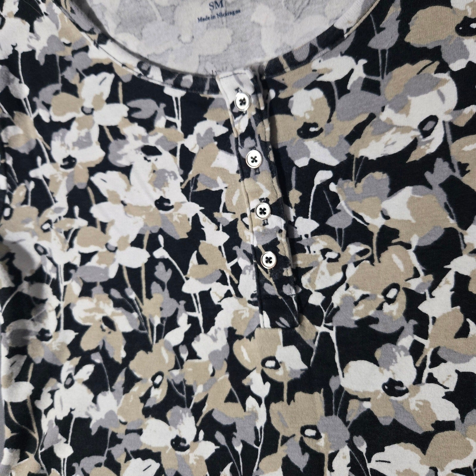 Croft & Barrow Classic Women's Floral Print Black Tee, Size Small, Very Good
