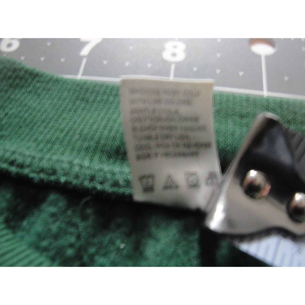 Green crewneck sweatshirt featuring a "New York 1989 Tennis Club" graphic.