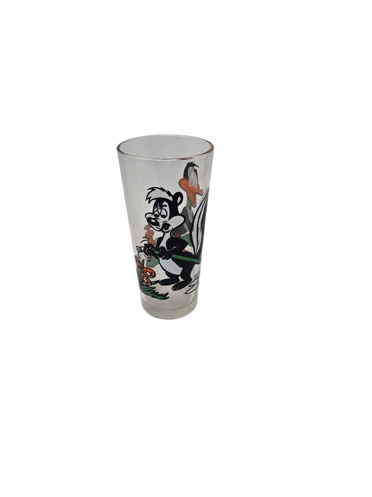 1976 Collector "Looney Tunes" glass featuring Daffy Duck and Pepé Le Pew