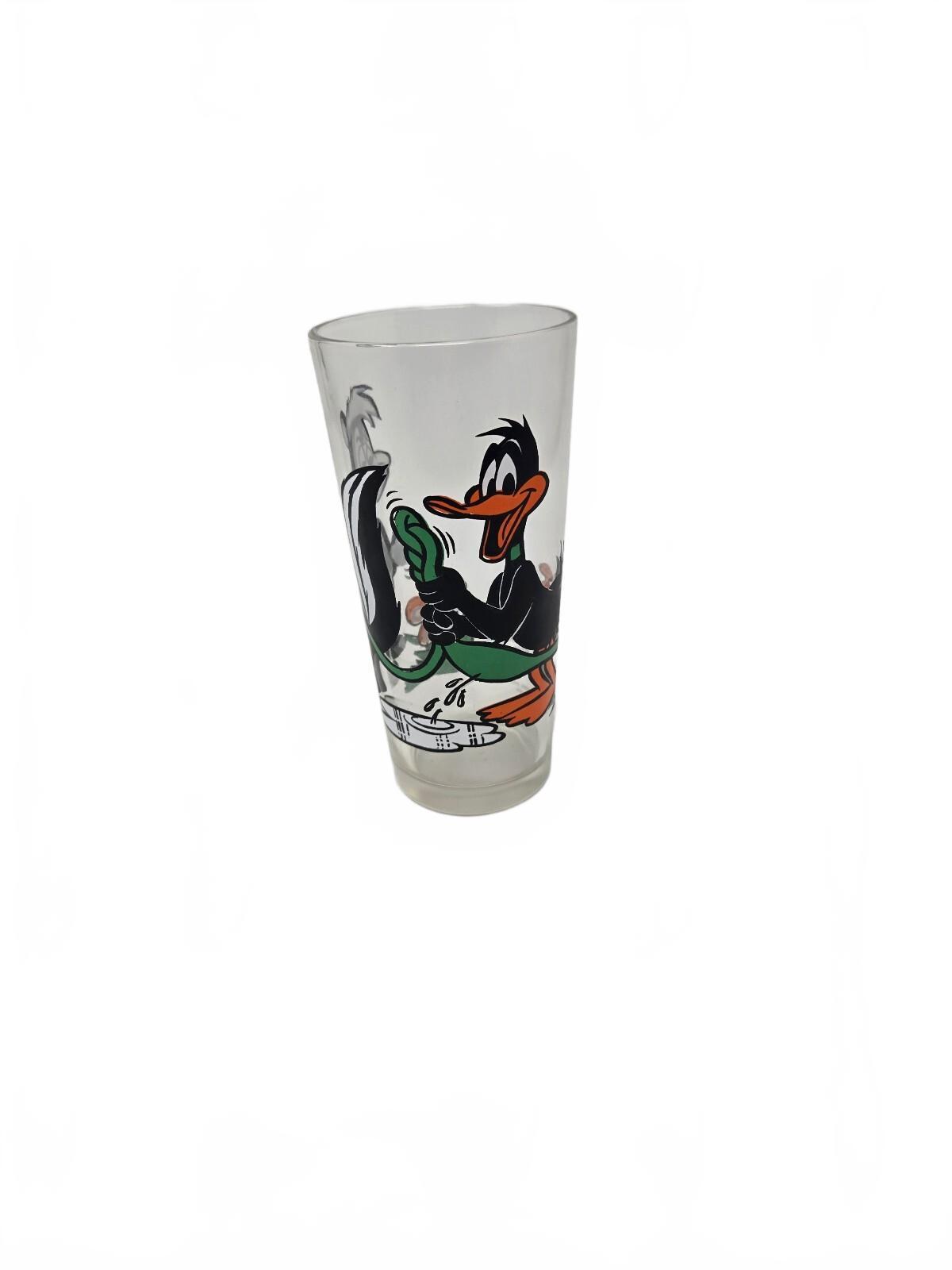1976 Collector "Looney Tunes" glass featuring Daffy Duck and Pepé Le Pew