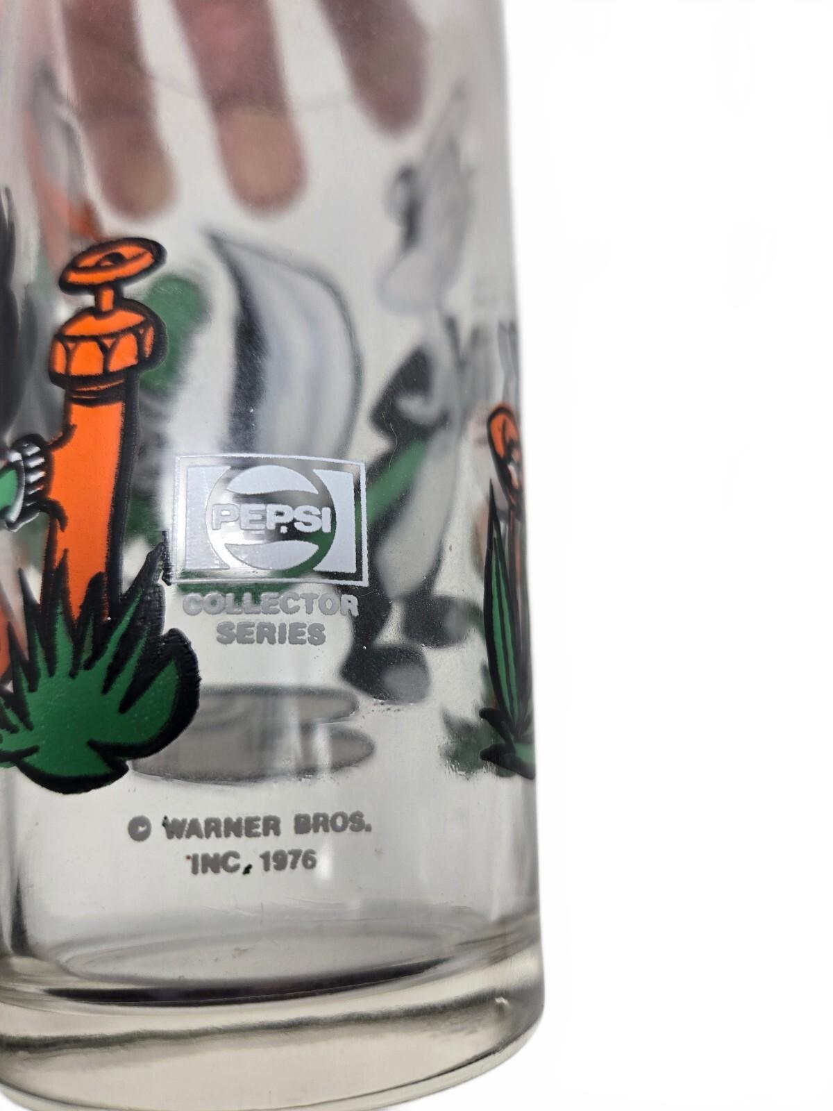 1976 Collector "Looney Tunes" glass featuring Daffy Duck and Pepé Le Pew