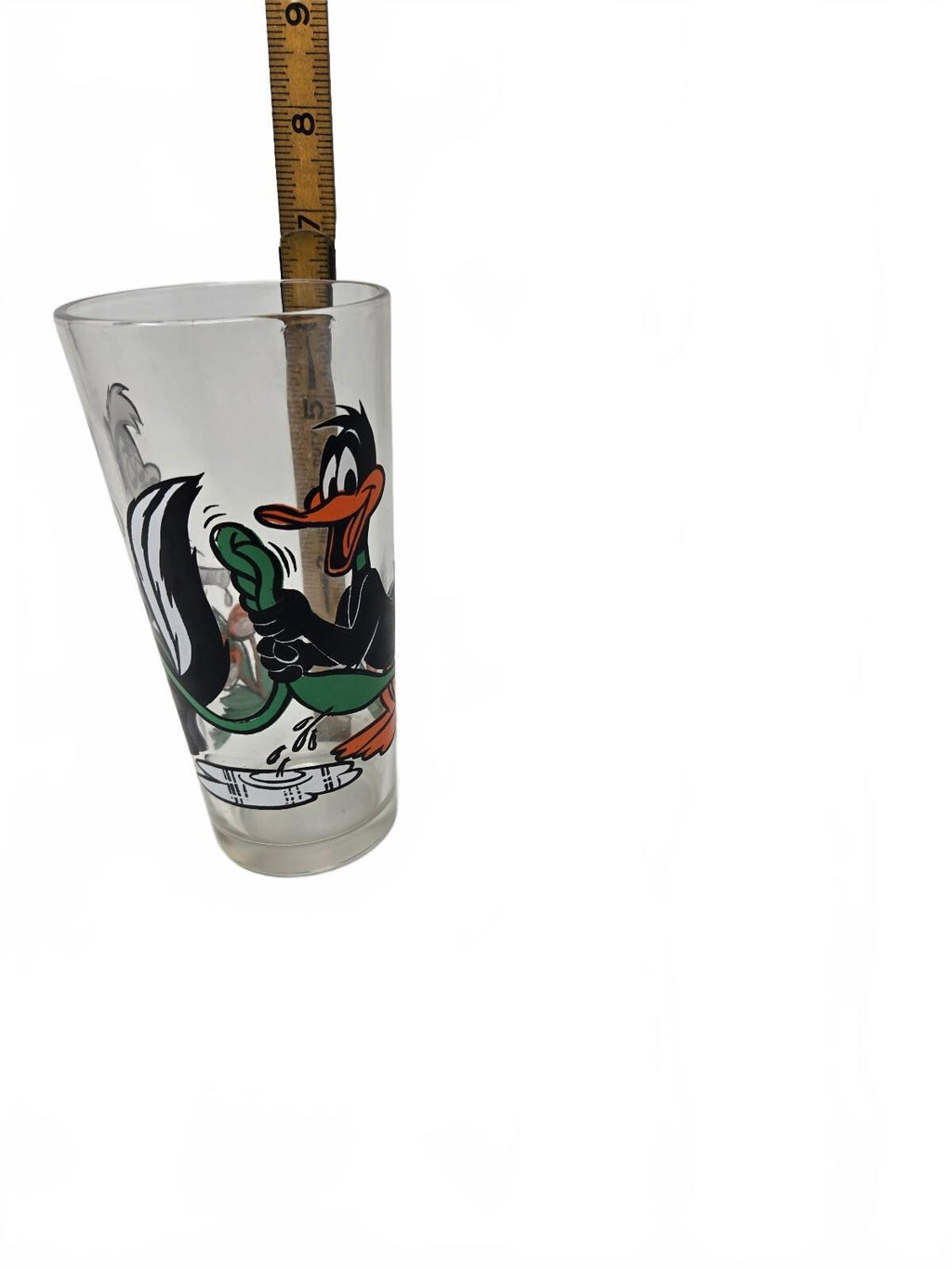 1976 Collector "Looney Tunes" glass featuring Daffy Duck and Pepé Le Pew