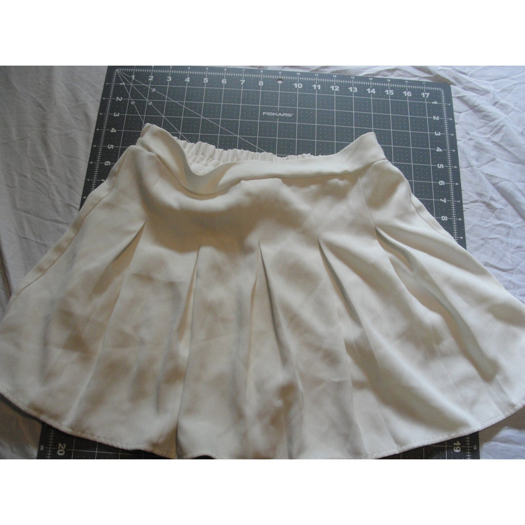 white pleated bubble skort from the brand Promesawith pleated details size med