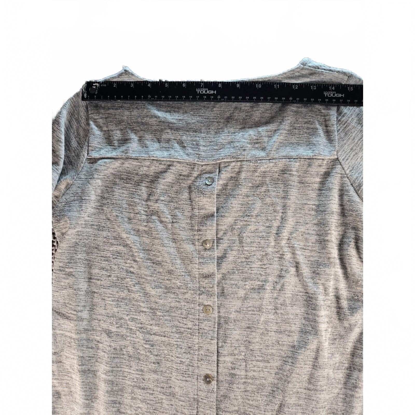 Rose & Olive Heather Gray Button-Back T-Shirt, Medium, Good Condition