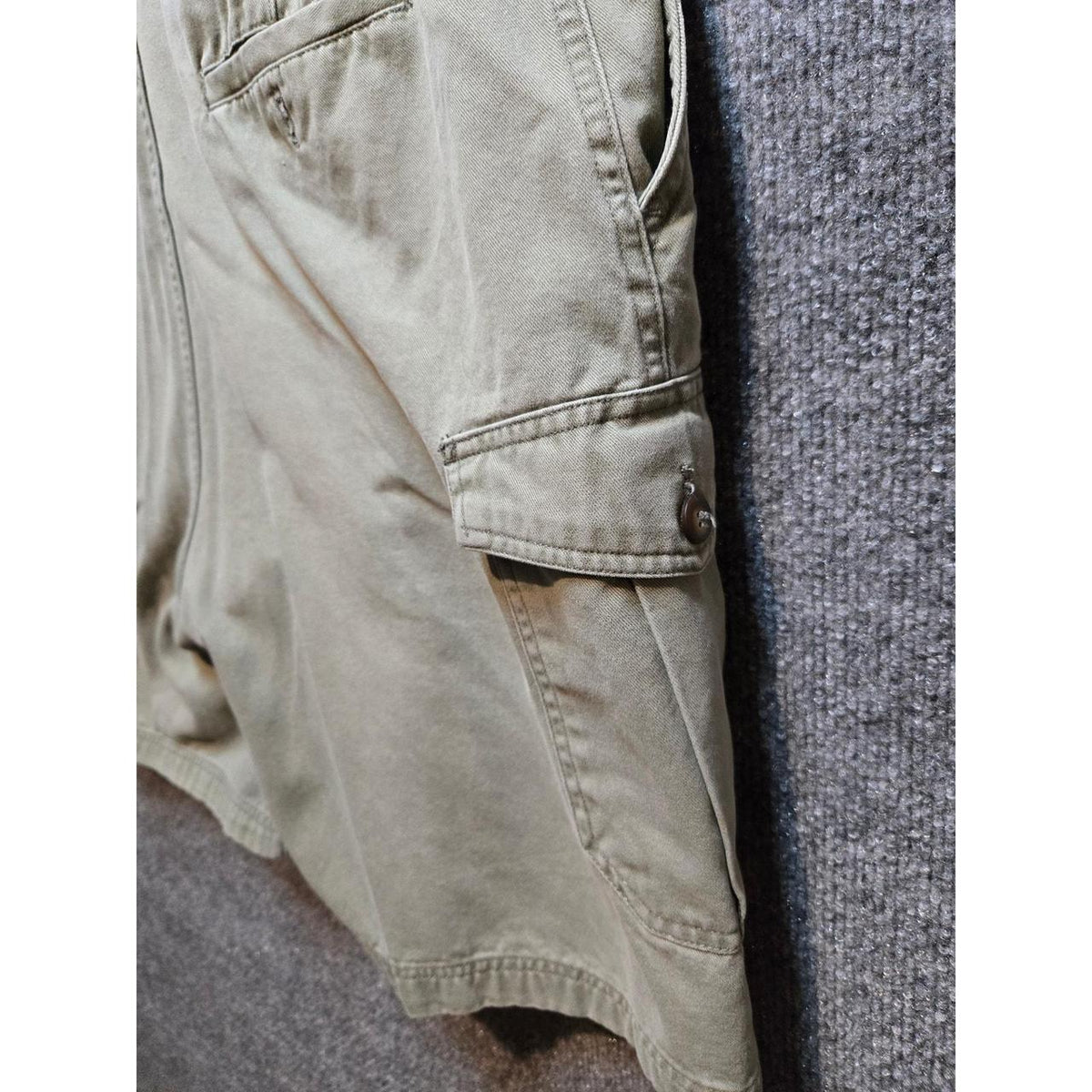IZOD Men's Green Cargo Shorts Size 34 - Durable Cotton, Multiple Pockets