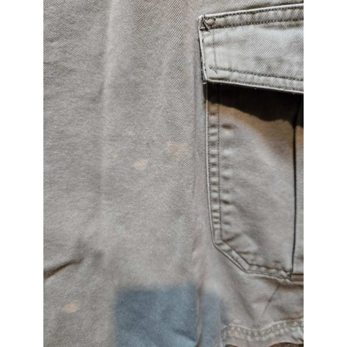 IZOD Men's Green Cargo Shorts Size 34 - Durable Cotton, Multiple Pockets