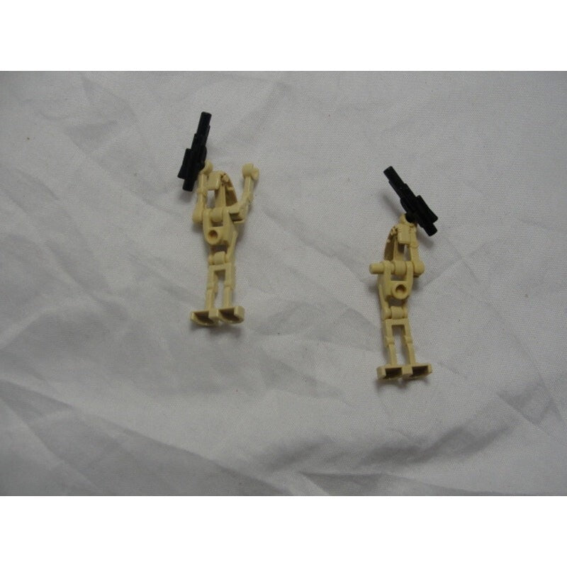 2 Star wars Lego figures one is missing an arm.