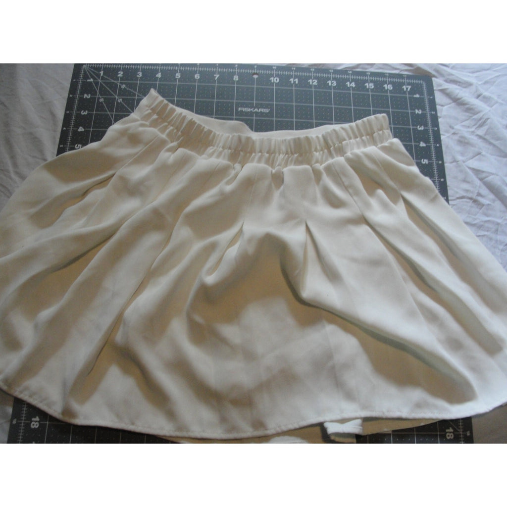 white pleated bubble skort from the brand Promesawith pleated details size med