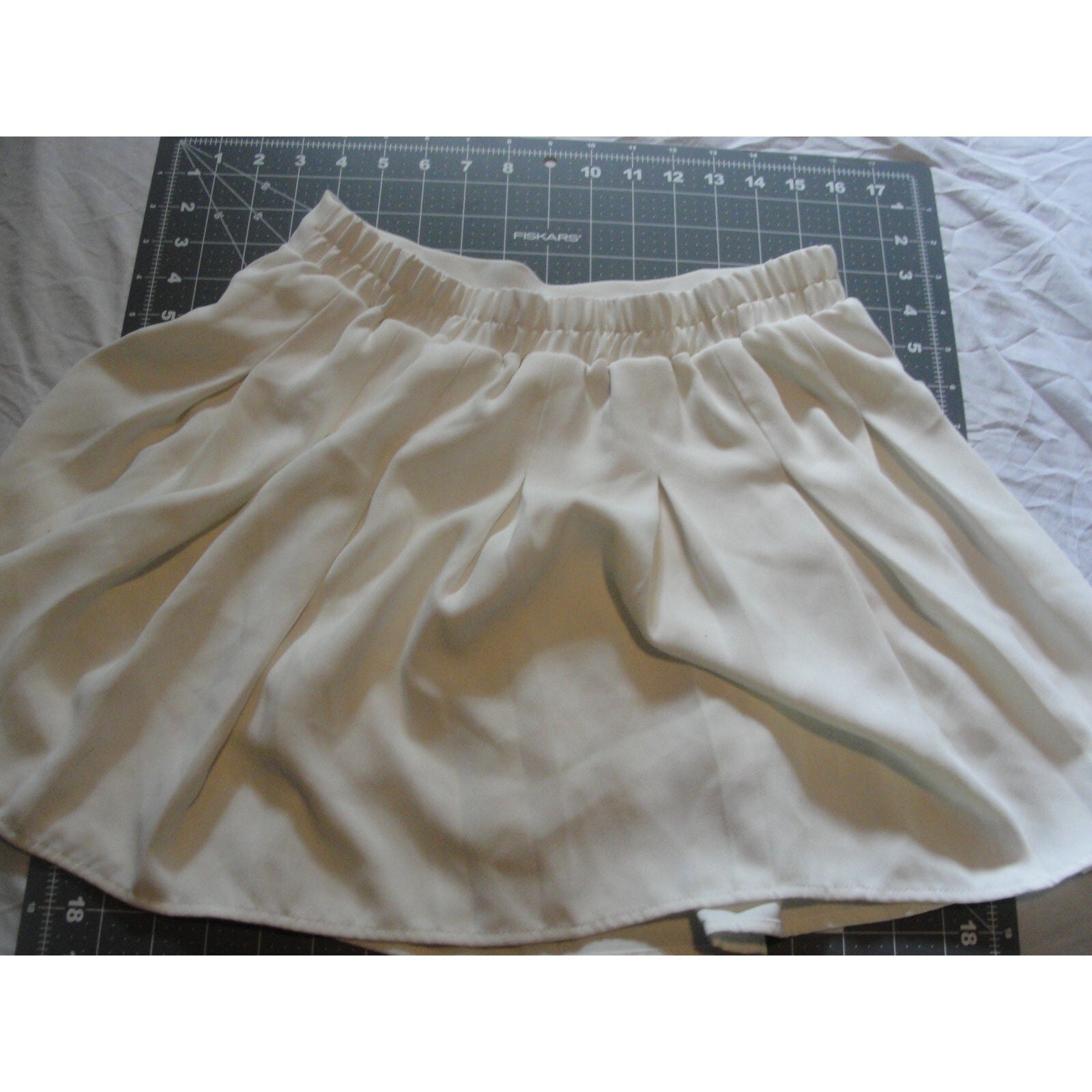 white pleated bubble skort from the brand Promesawith pleated details size med