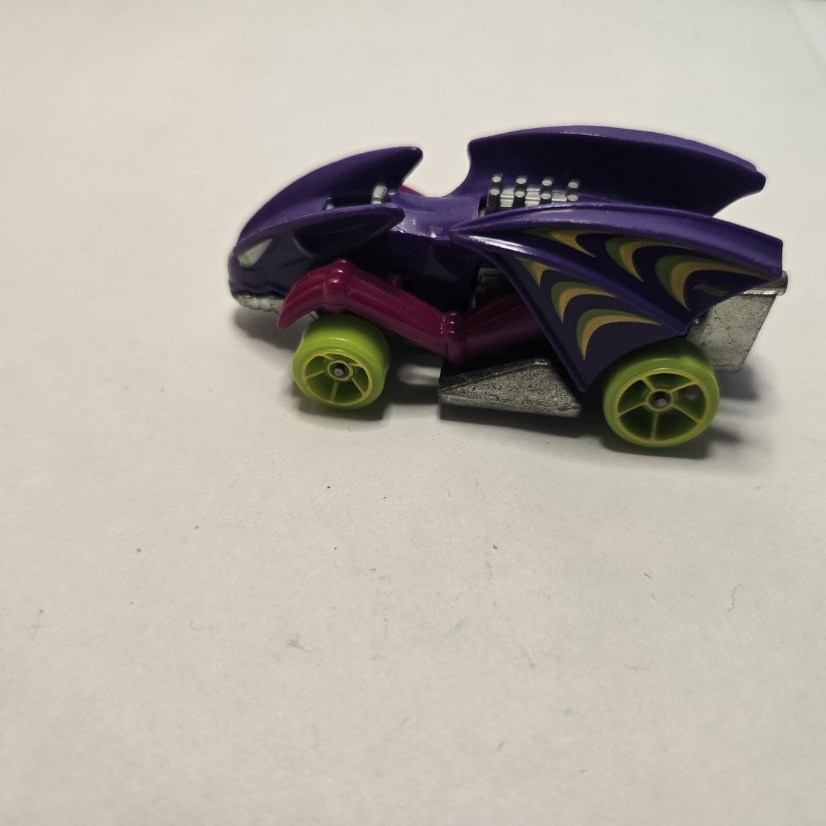 Hot Wheels 2015 Mattel Vampyra Purple Bat Vehicle