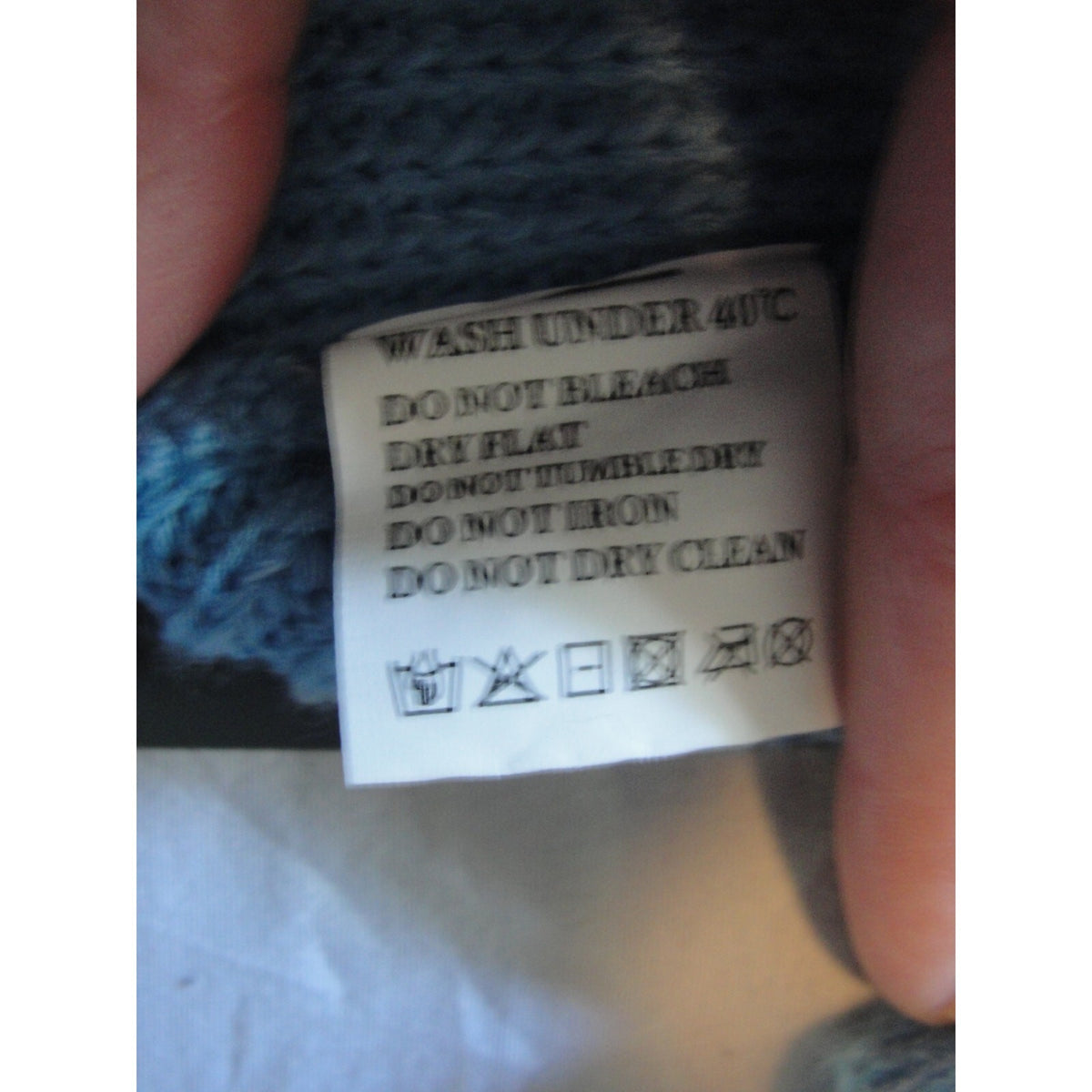 Sweater in denim blue featuring a crew neck, chunky knit fabric size small