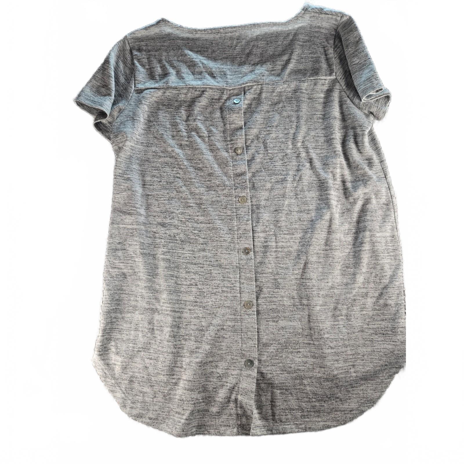 Rose & Olive Heather Gray Button-Back T-Shirt, Medium, Good Condition