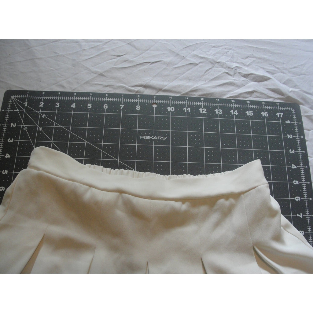 white pleated bubble skort from the brand Promesawith pleated details size med