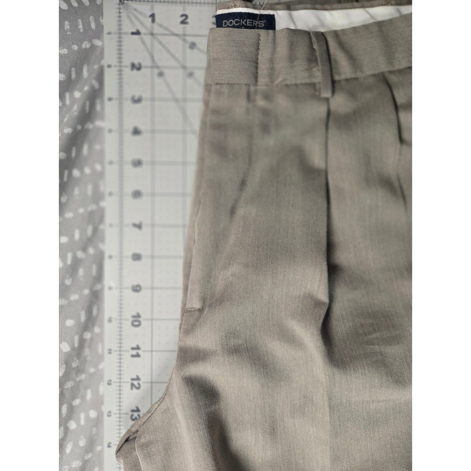 Dockers Men's Tan Pleated Dress Pants Classic Fit Khaki Trousers Size Medium