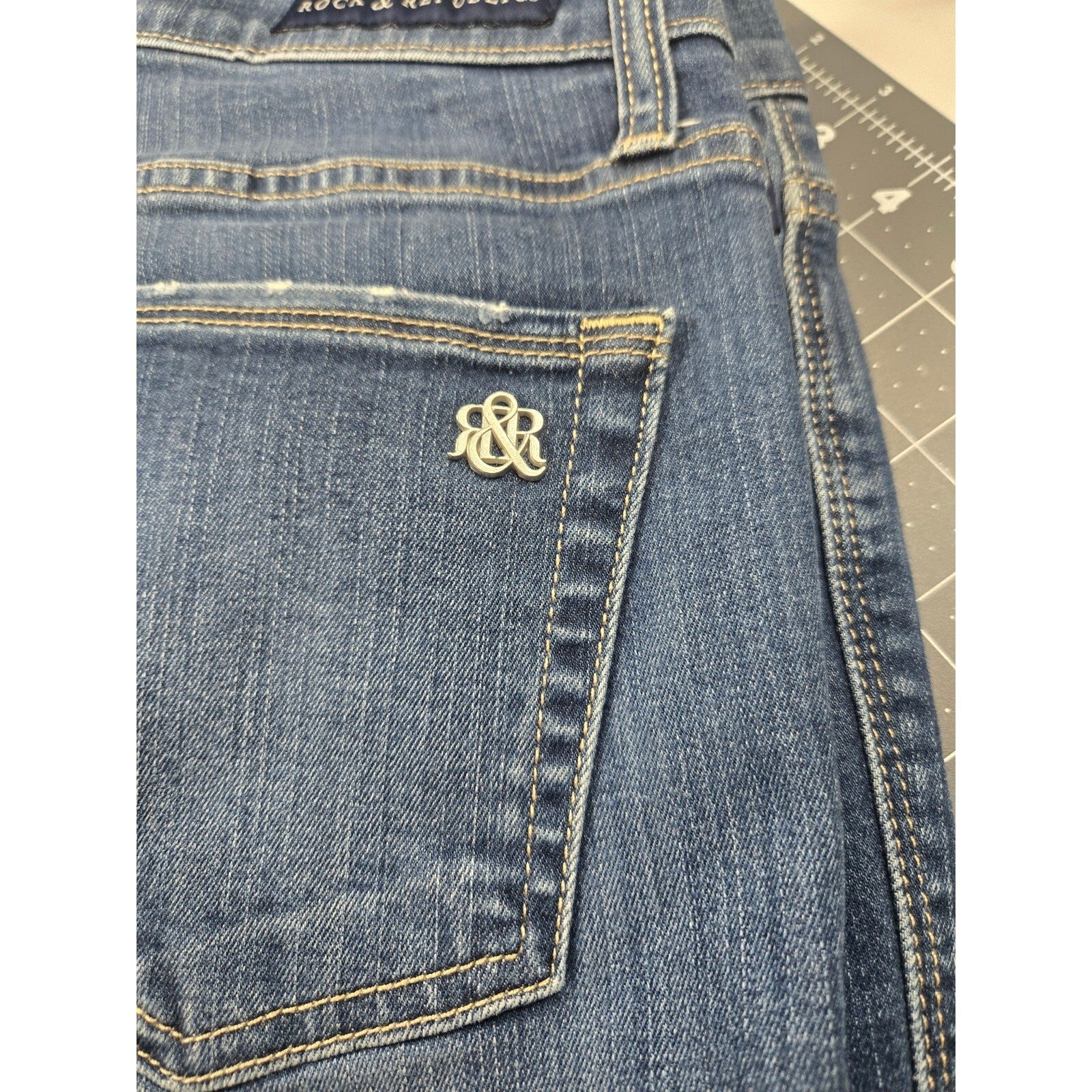 Rock And Republic Women's Jean size 8 Low rise Blue Denim