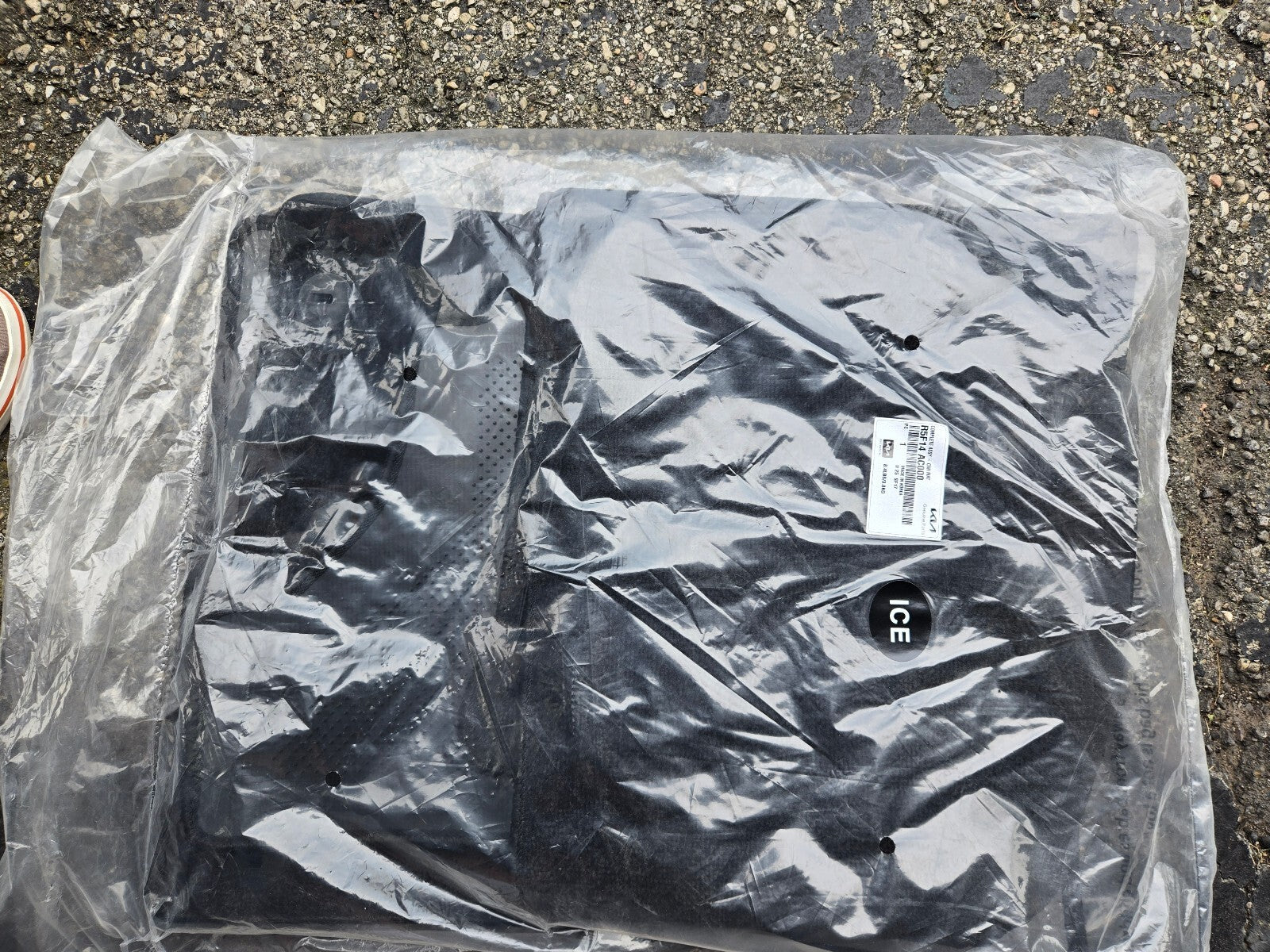 New OEM Kia Sorento Carpet Floor Mats 2021-2026 Gas ICE Models Black R5F14-AC000
