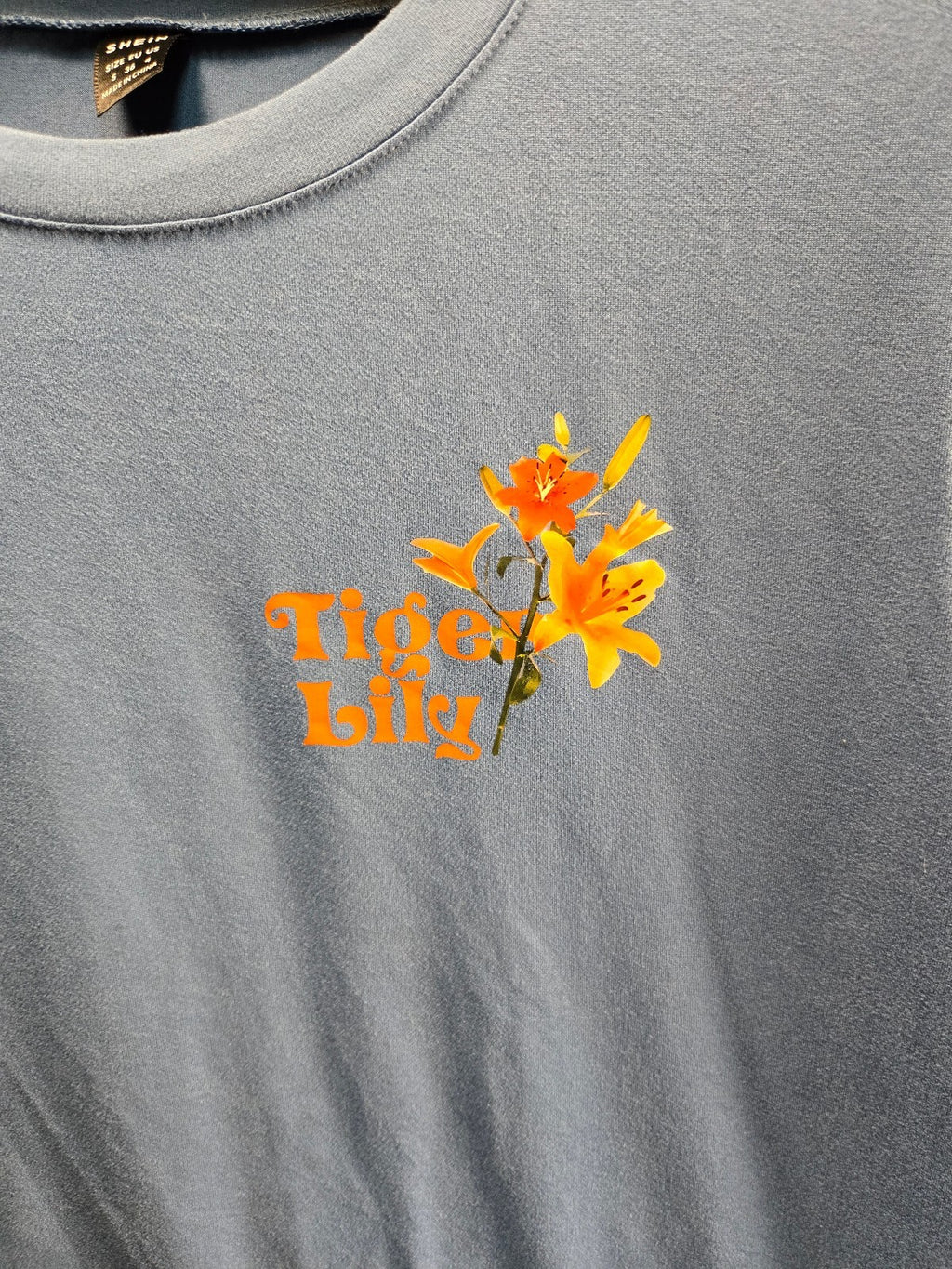SHEIN Women's Size Small Slate Blue Tiger Lily Graphic Cropped T-Shirt