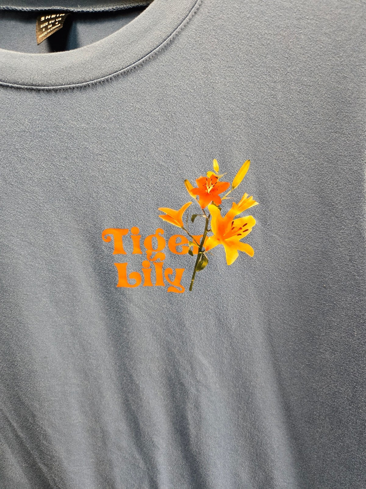 SHEIN Women's Size Small Slate Blue Tiger Lily Graphic Cropped T-Shirt