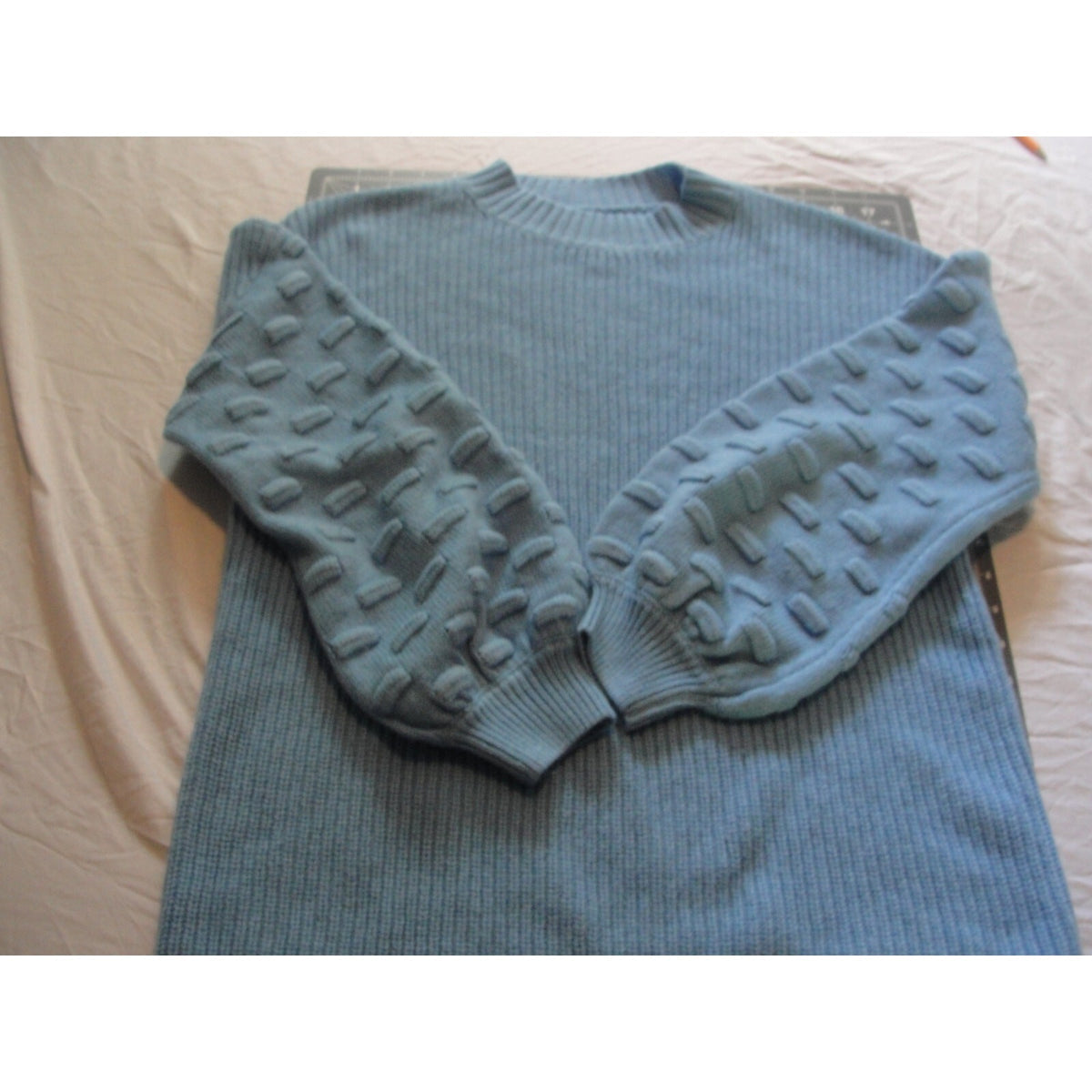 Sweater in denim blue featuring a crew neck, chunky knit fabric size small