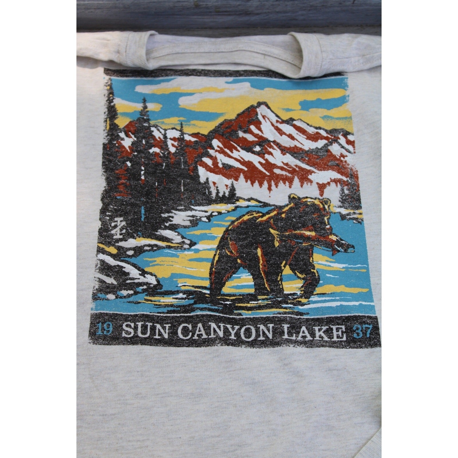 IZOD Saltwater Mens Long Sleeve Graphic T-Shirt Bear Crest White Oatmeal M