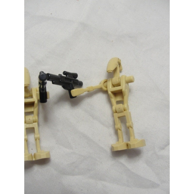 2 Star wars Lego figures one is missing an arm.