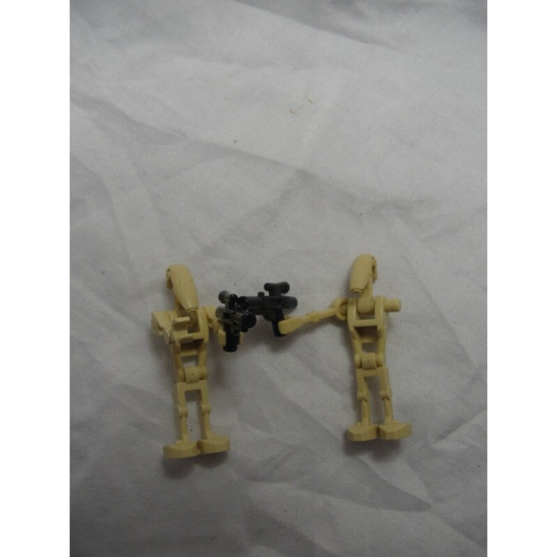 2 Star wars Lego figures one is missing an arm.