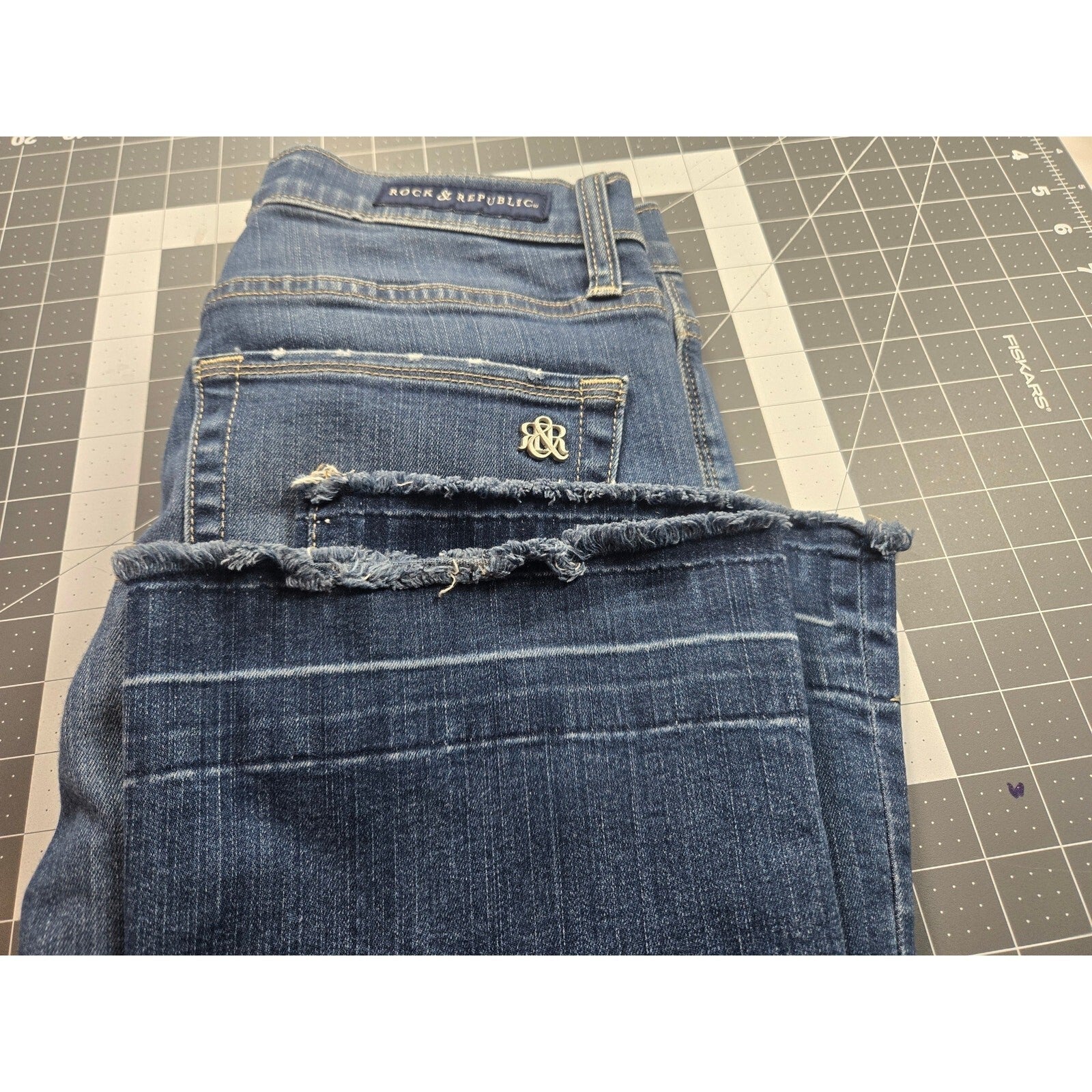 Rock And Republic Women's Jean size 8 Low rise Blue Denim