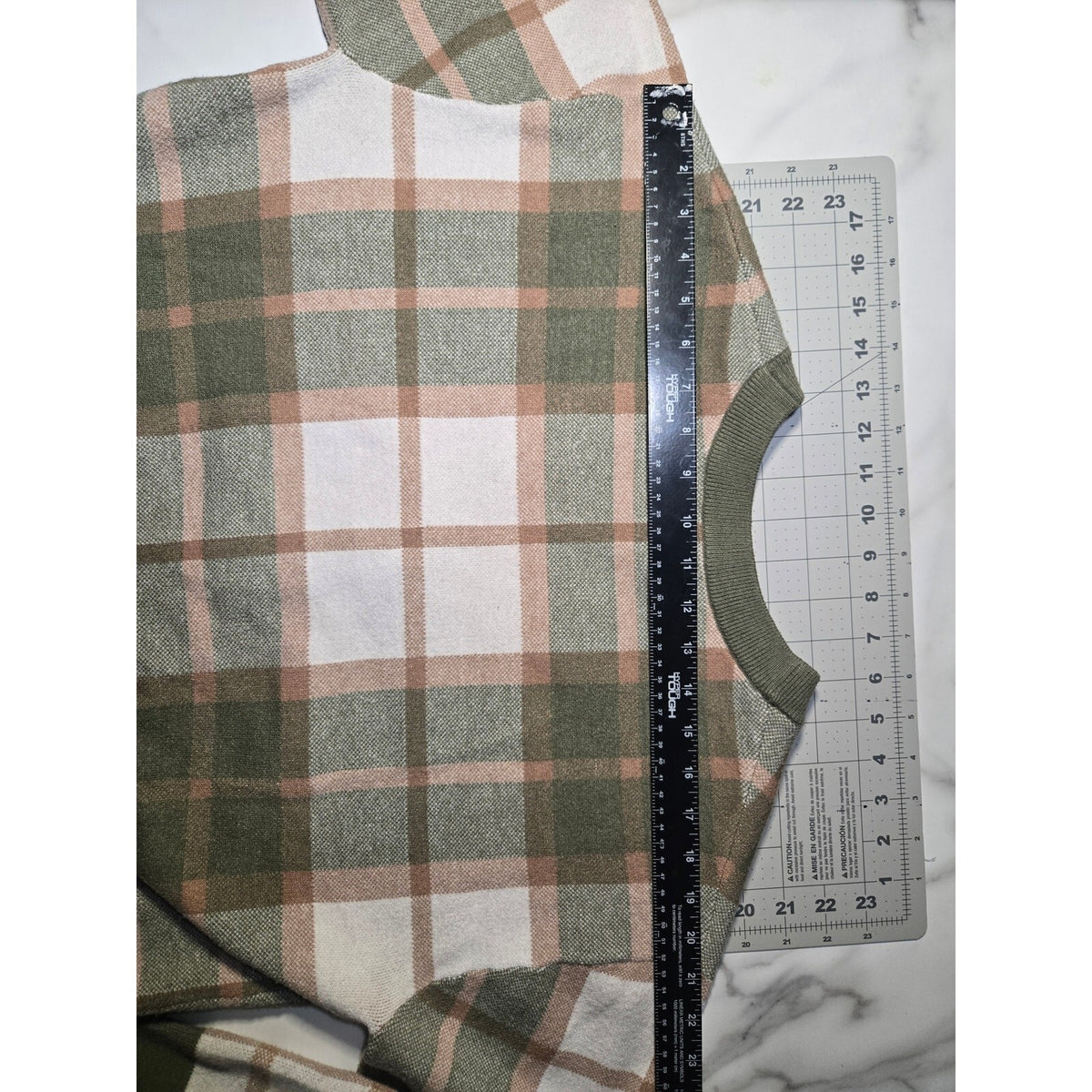 Rachel Zoe Plaid V-Neck Soft Knit Cardigan Sweater Olive Green Cream Size Medium