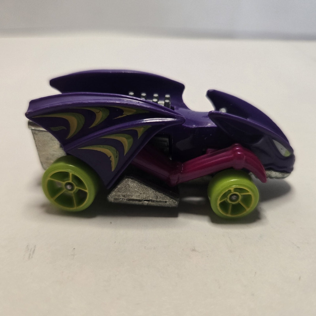 Hot Wheels 2015 Mattel Vampyra Purple Bat Vehicle