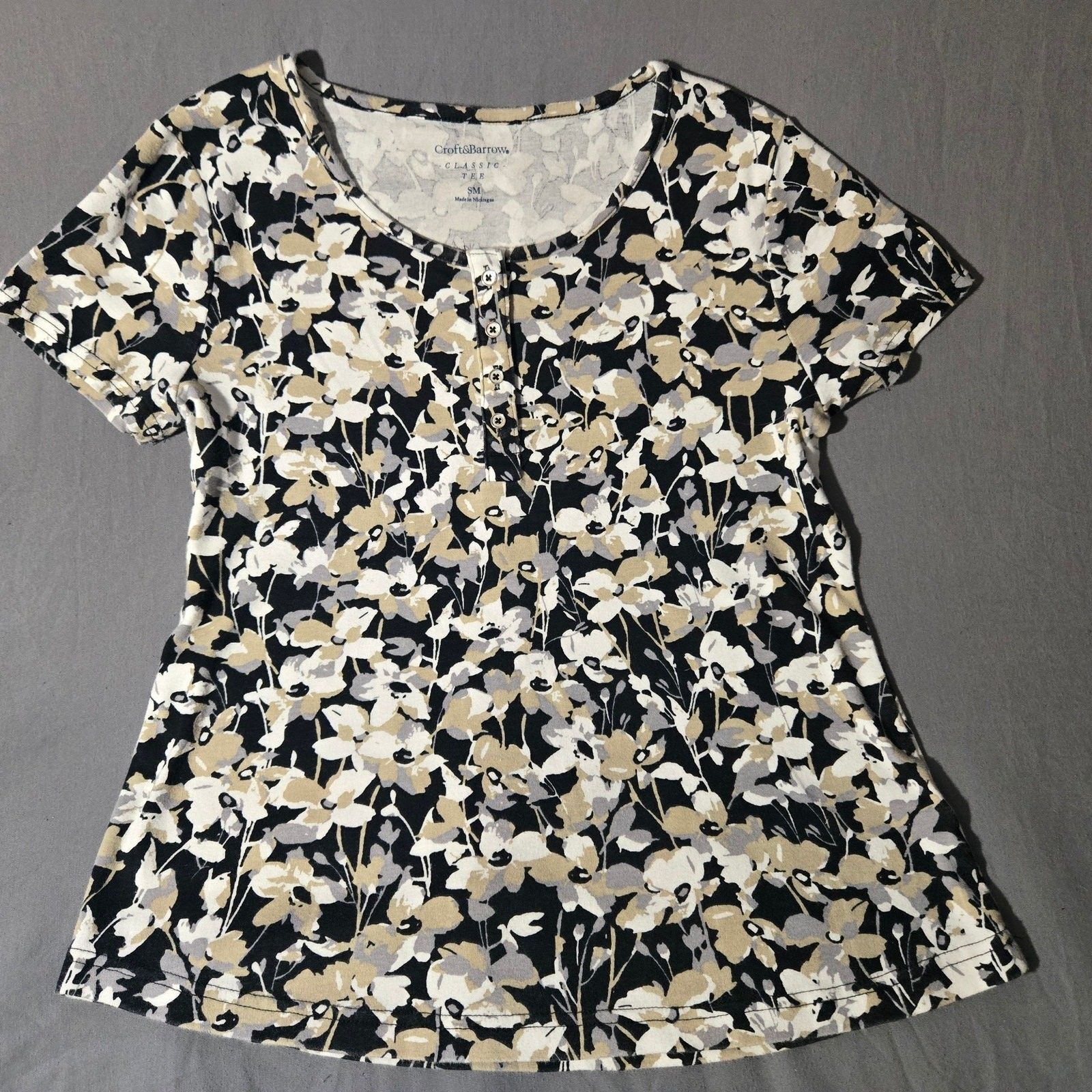 Croft & Barrow Classic Women's Floral Print Black Tee, Size Small, Very Good