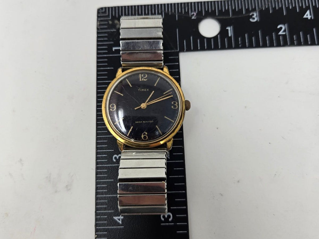 Vintage Timex Men's Wristwatch with Expandable Metal Band
